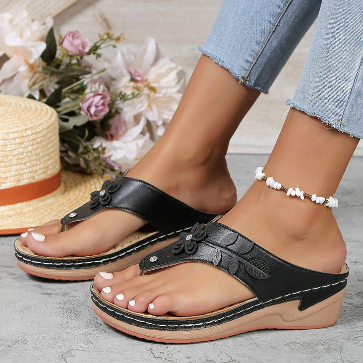 Comfortable ladies' sandals with trendy appliqués Lune London