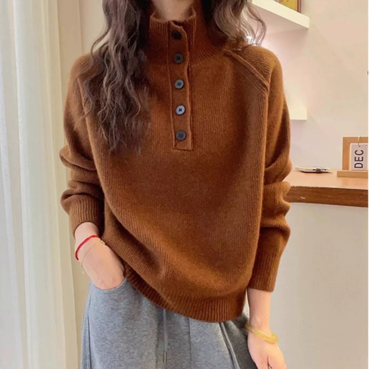 Pull en maille épaisse pour femmes avec col haut et boutons décoratifs Chic & Stil