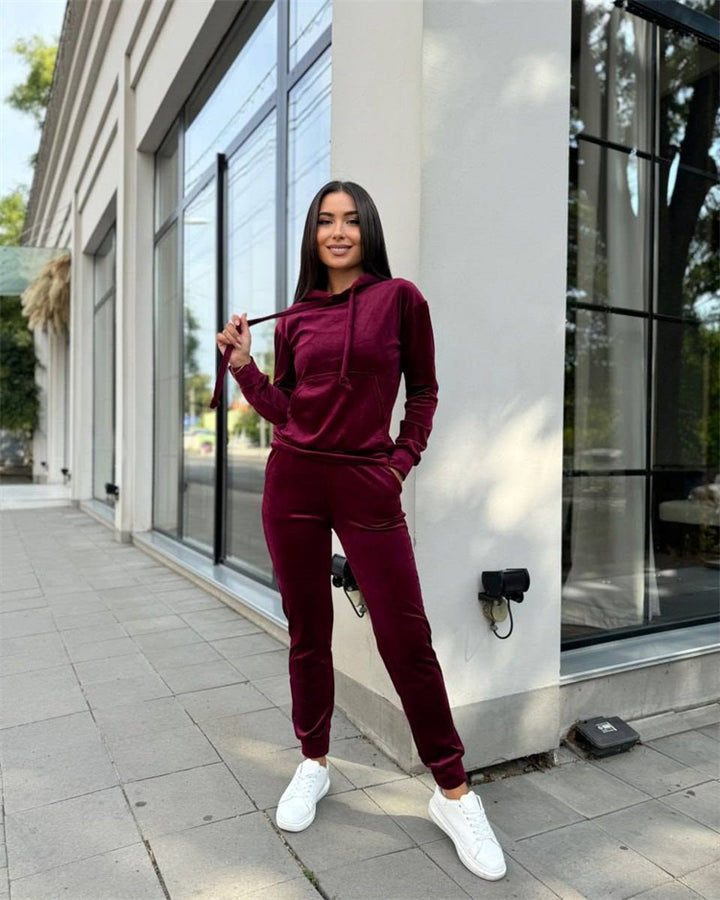 Thermal tracksuit set for women in luxurious velvet with high collar and practical pockets Lune London