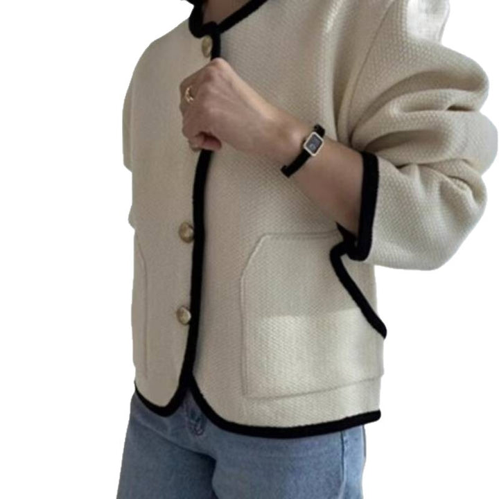Cardigan pour femmes avec des boutons décoratifs et un col contrasté Lune London
