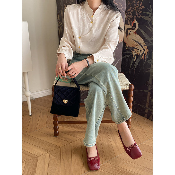 Ladies blouse with floral embroidery and refined button details Chic & Stil