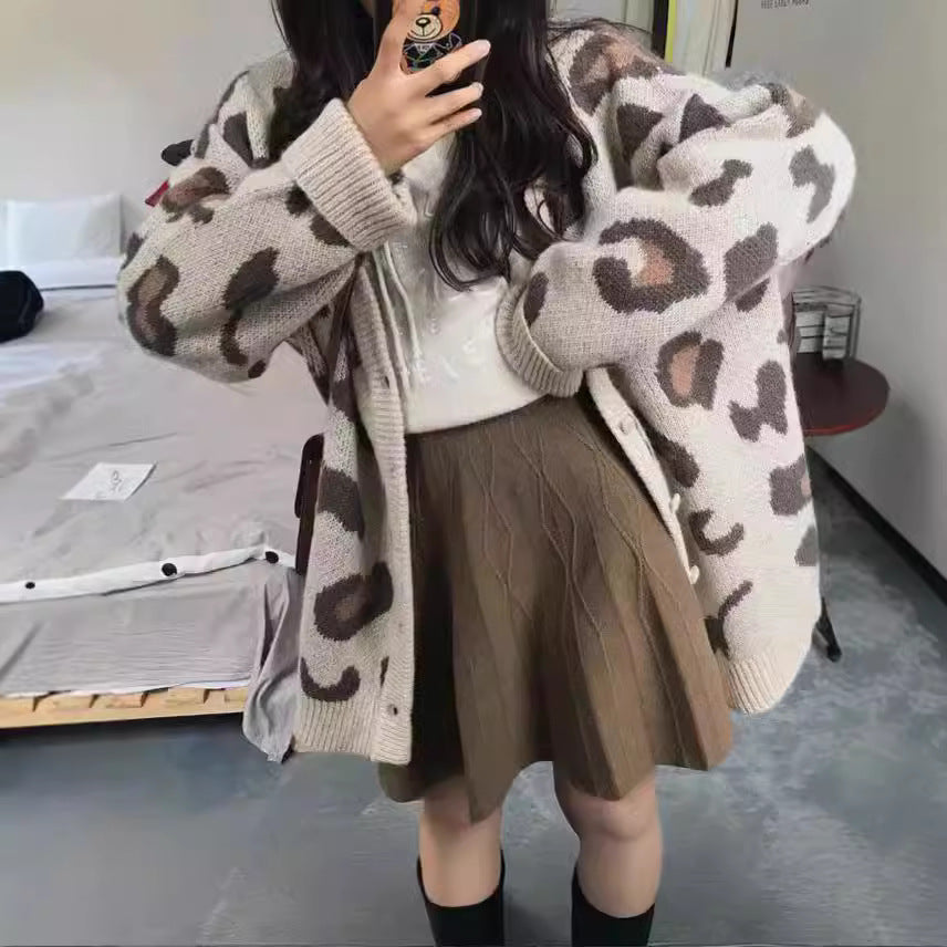 Knitted cardigan for women with a striking leopard pattern and a generous fit Lune London