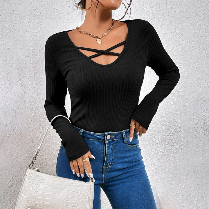 Haut extravagant à manches longues pour femmes avec un délicat découpe croisée Chic & Stil