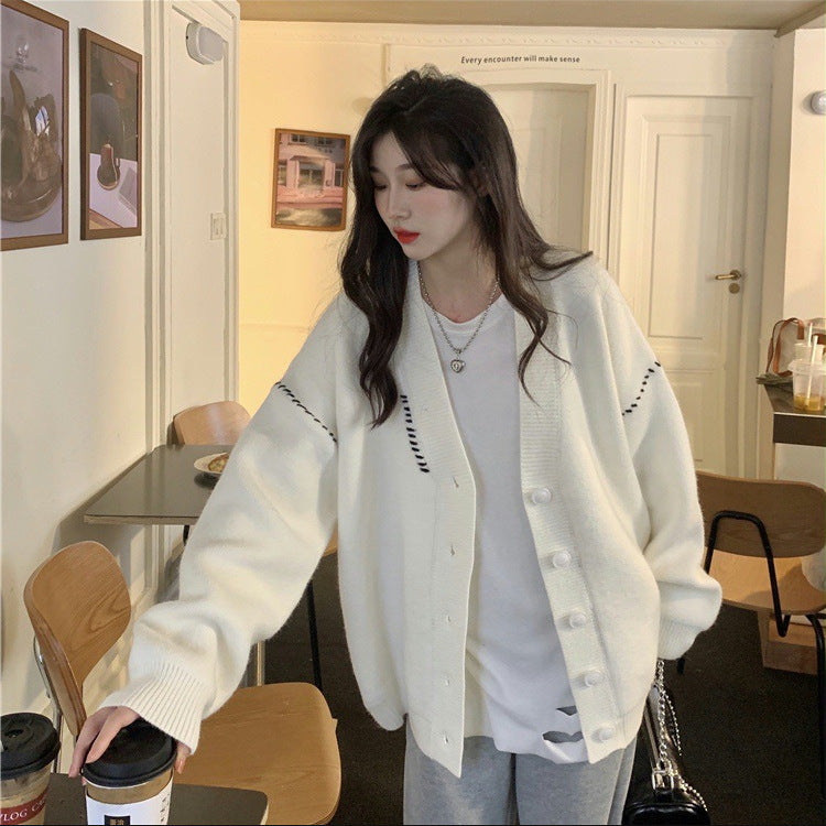 Cardigan tricoté large pour femmes avec détails de boutons et matériau doux Chic & Stil