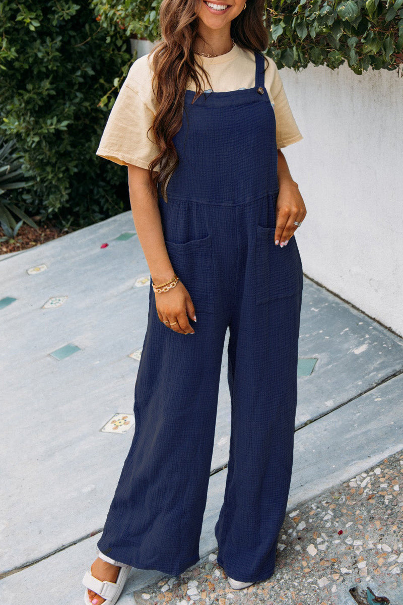 Casual jumpsuit for women with practical pockets and chic button decoration