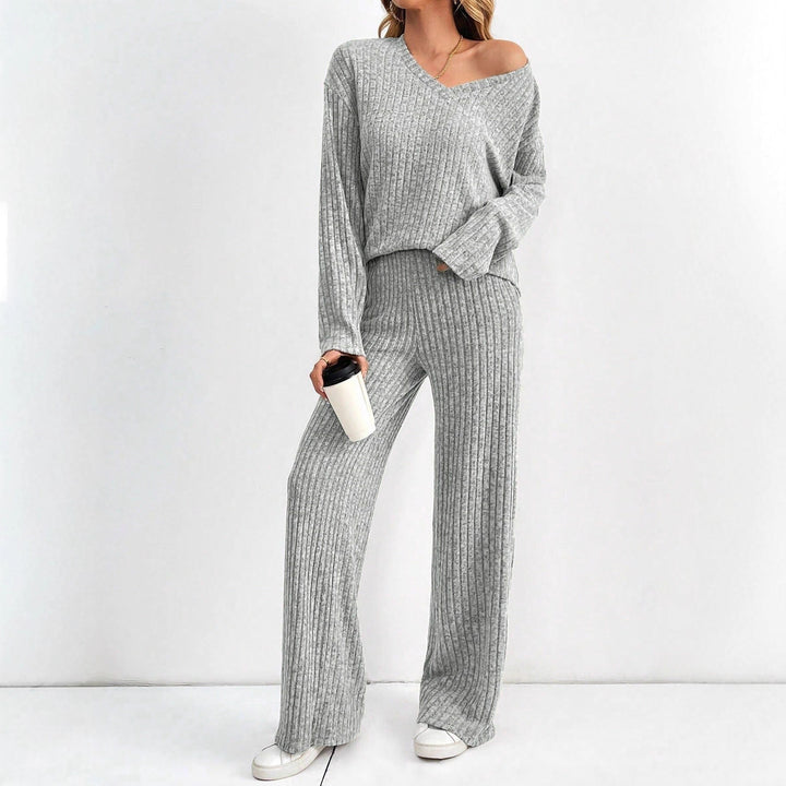 Ladies comfortable lounge set with V-neck and loose fit Lune London