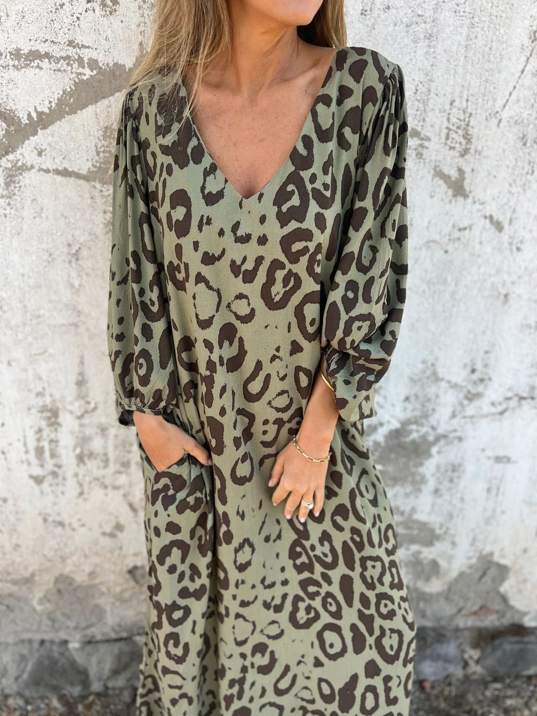 Maxi dress with V-neckline for women with side pockets and relaxed fit Lune London