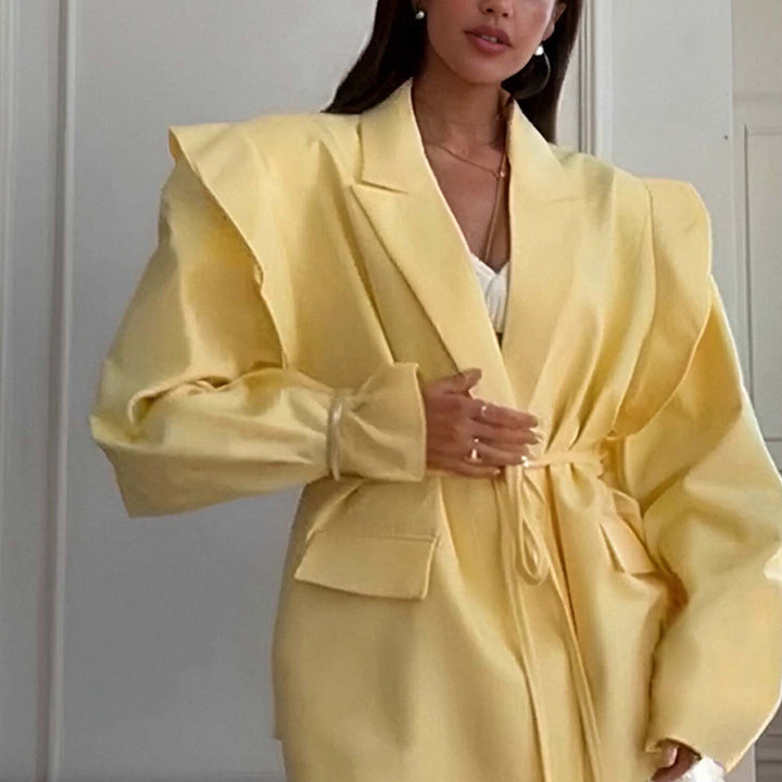 Blazer surdimensionné pour femmes avec ceinture à la taille et élégantes manches bouffantes Chic & Stil