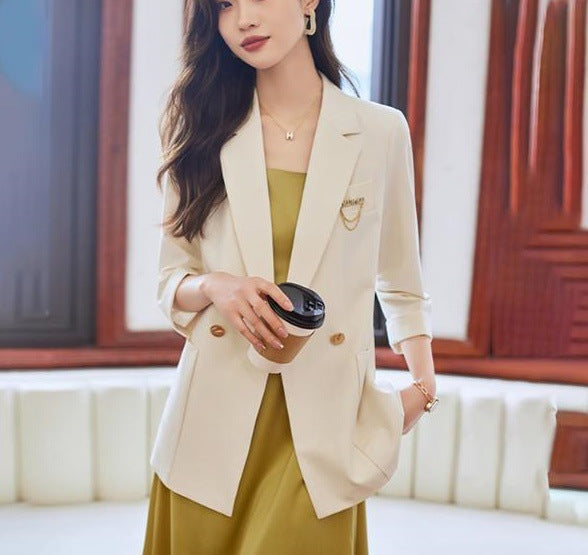 Blazer féminin à la mode avec des détails de bouton élégants Chic & Stil