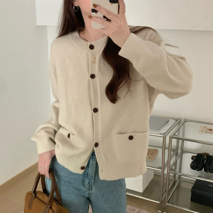 Cardigan en tricot pour femmes avec grandes poches et détails de boutons Chic & Stil