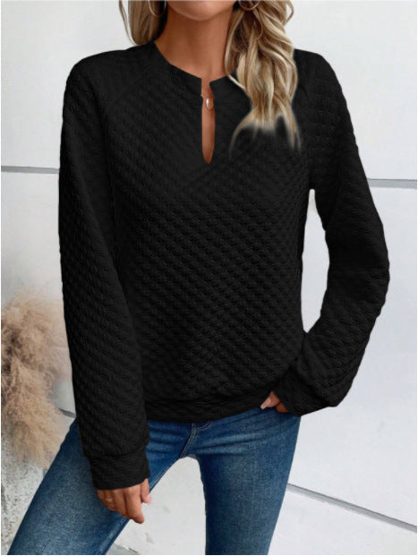 Sweat-shirt pour femmes avec design matelassé texturé et décolleté à la mode Chic & Stil