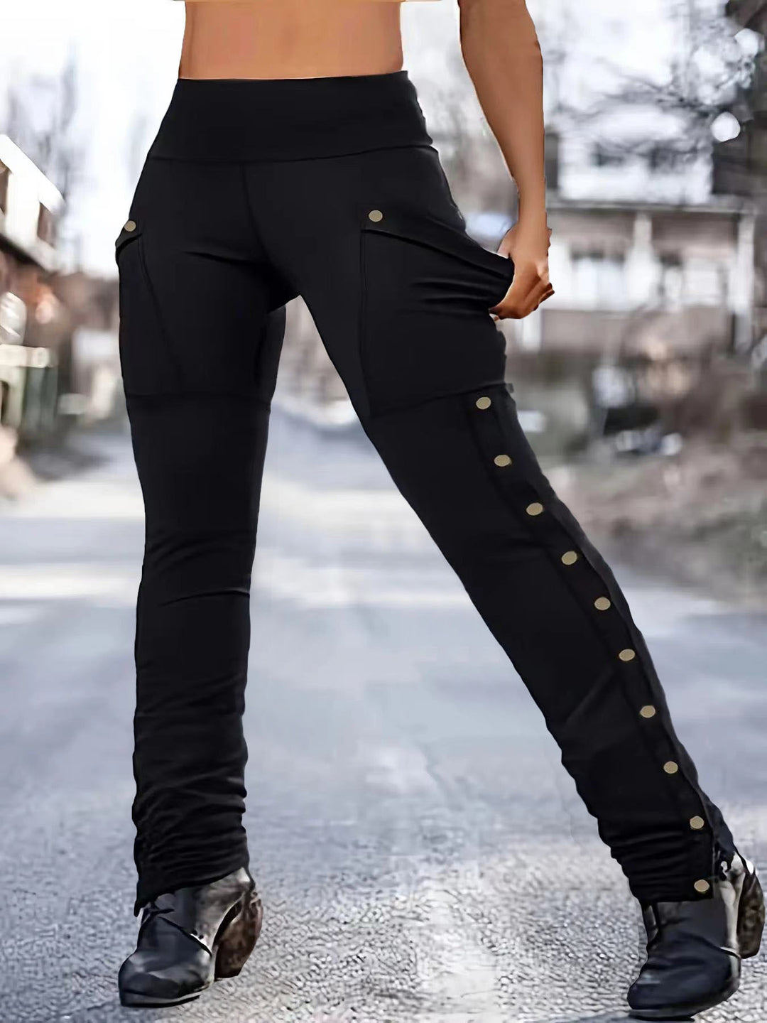 Women's sporty leisure pants with practical cargo pockets and chic button details.