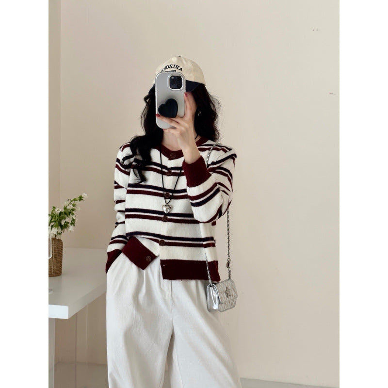 Cardigan boutonné à la mode pour dames avec motif rayé Chic & Stil
