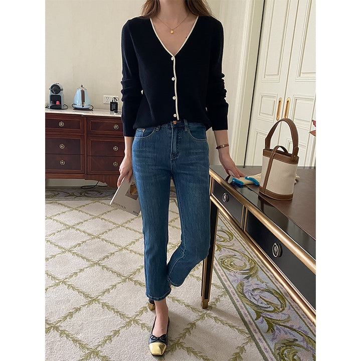 Ladies fashionable cardigan with V-neckline and button details Chic & Stil