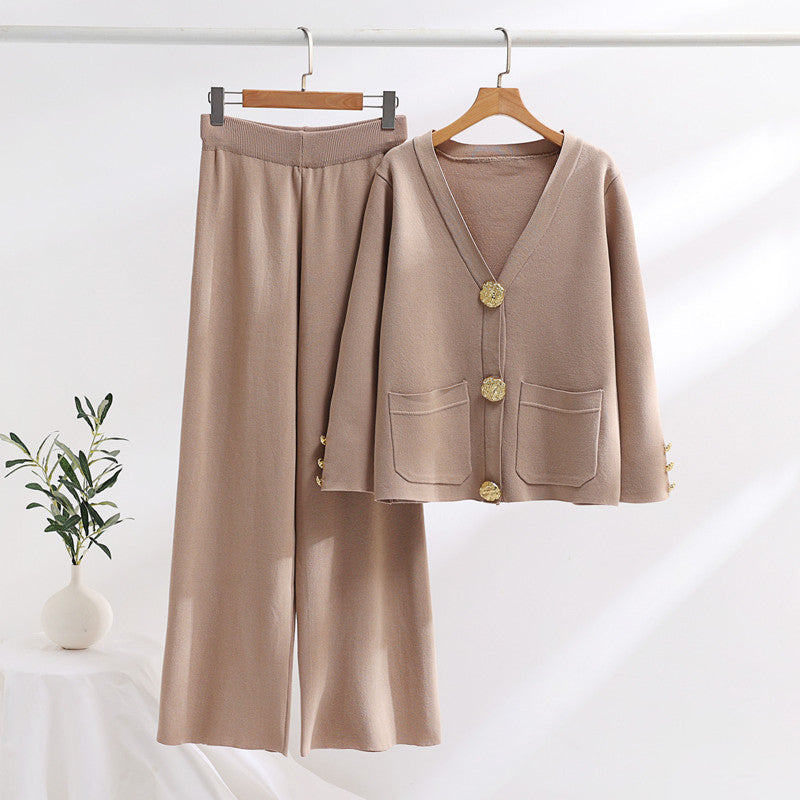 Elegant knitted lounge set for ladies with wide legs and beautiful buttons Lune London