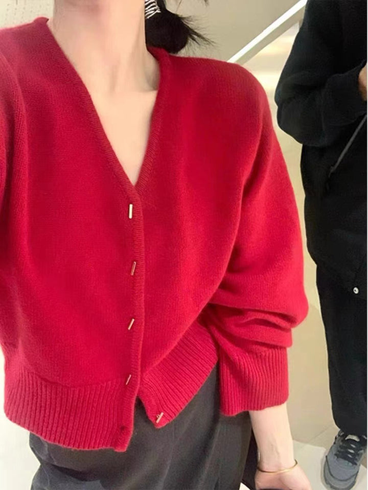 Cardigan pour femmes avec un deep V-neck et des boutons élégants Chic & Stil