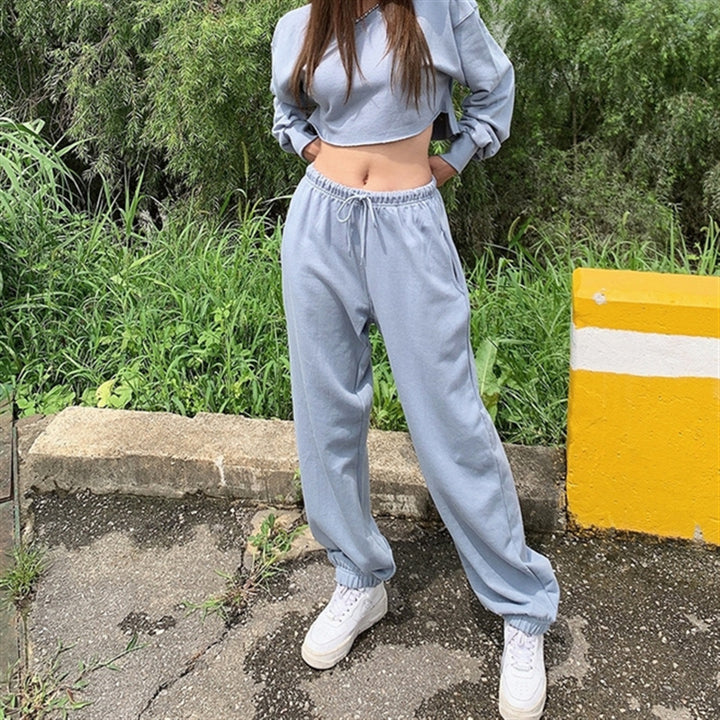 Ensemble de vêtements décontractés pour femmes avec sweat-shirt court et jogging confortable Chic & Stil