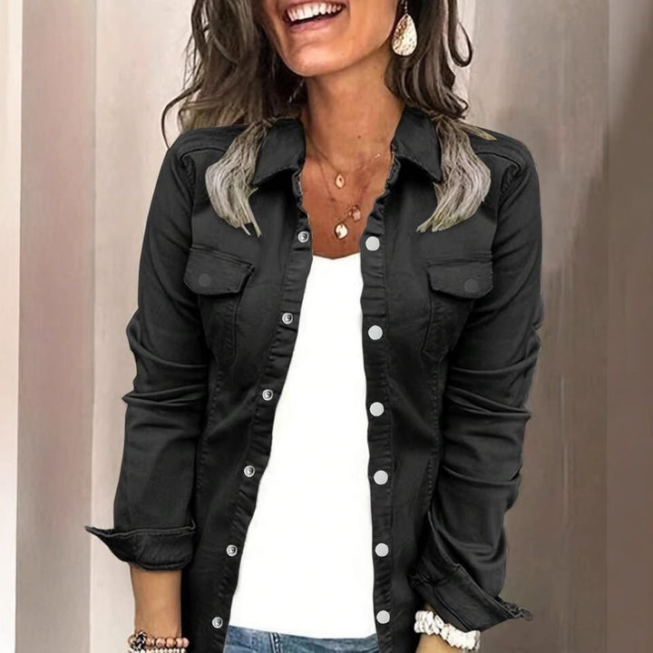 Veste chemise pour dames avec poches poitrine et détails de boutons élégants Chic & Stil