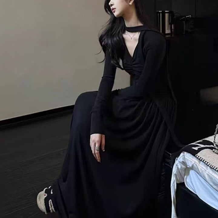 Ladies elegant maxi dress with sophisticated V-neckline and long sleeves