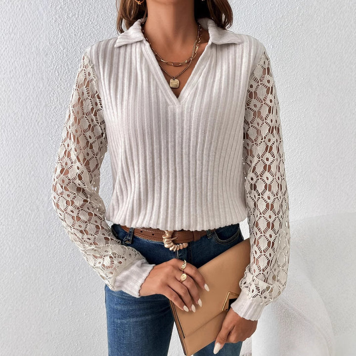 Blouse pour femmes à col en V avec manches en dentelle et texture côtelée Chic & Stil