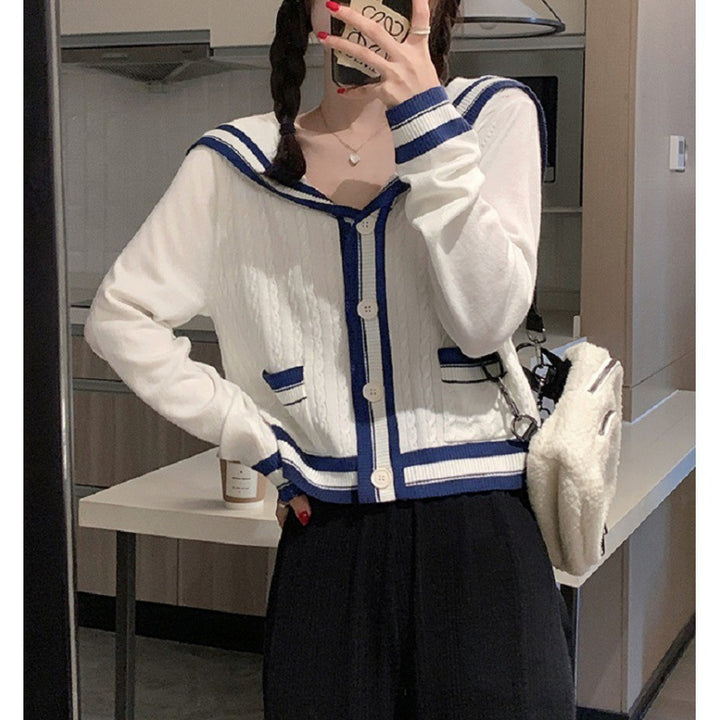 Cardigan décontracté pour femmes avec col à capuche maritime et détails de boutons Chic & Stil