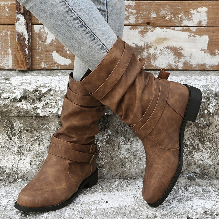 Robust boots for women with trendy buckles and casual chic design