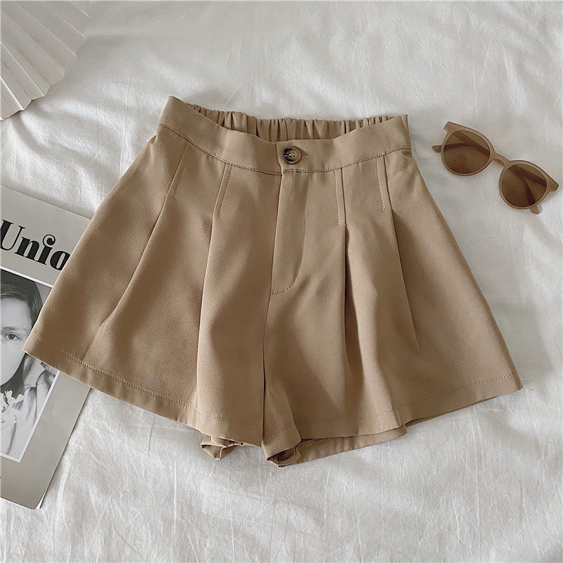 Women's elegant shorts with pleats and button detail