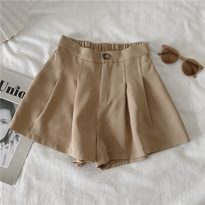 Women's elegant shorts with pleats and button detail