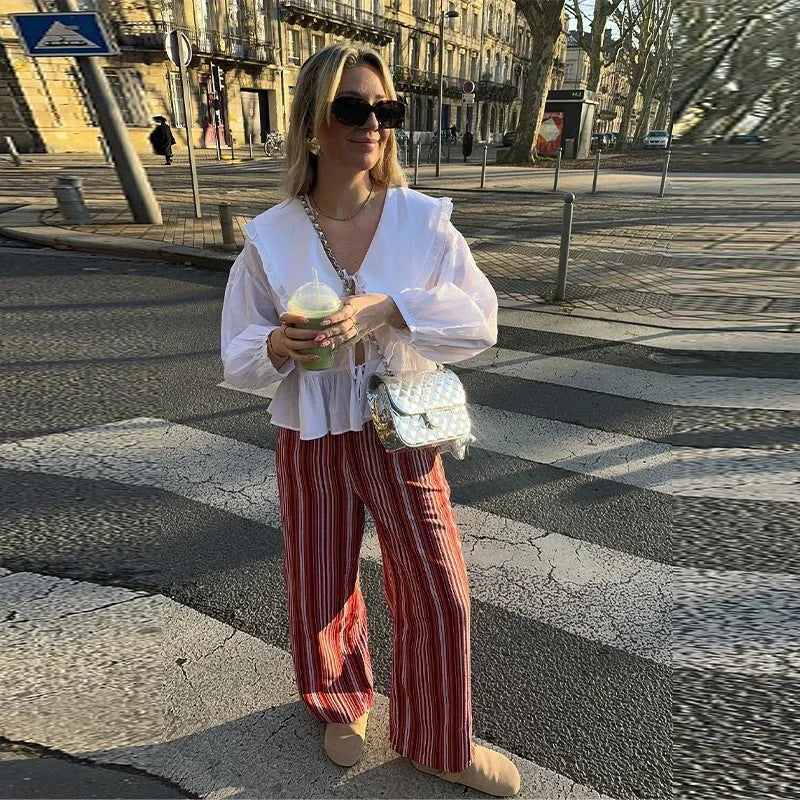 Blouse ludique pour femmes avec ourlet à volants et fermeture par nœud Chic & Stil