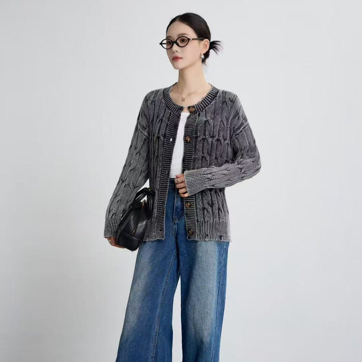 Cardigan pour femmes avec un design en câble élégant et des détails de bouton en bois Chic & Stil
