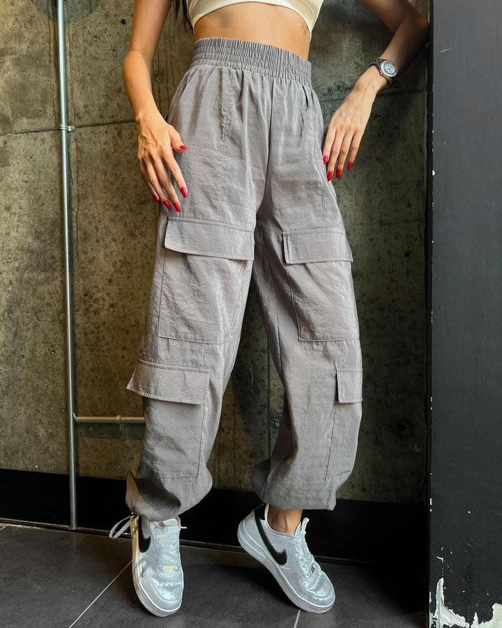 High-waisted elastic cargo pants for women with practical pockets Lune London