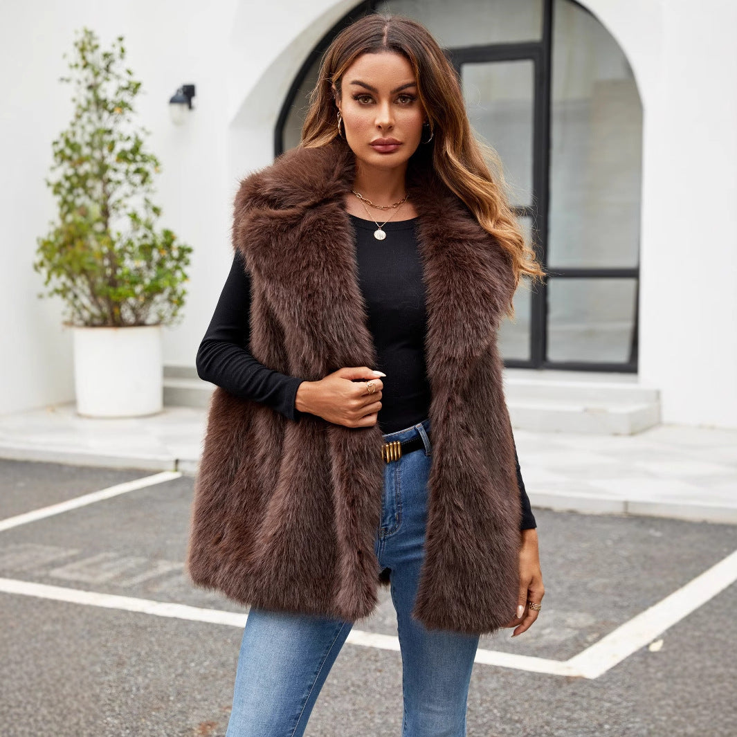 Ladies faux fur vest with an elegant cut and a voluminous collar Lune London