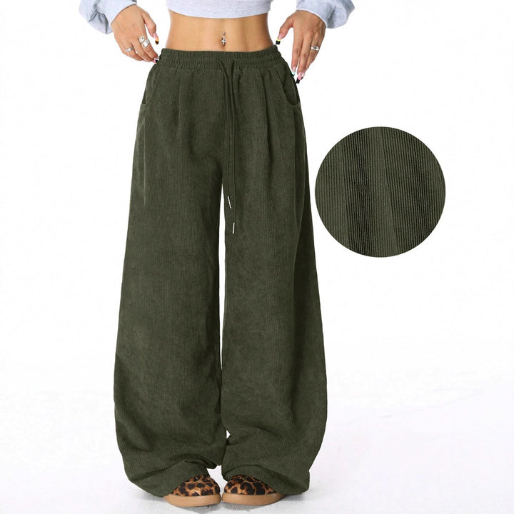 Loose leisure pants for women in ribbed material with elastic waistband and practical pockets Lune London