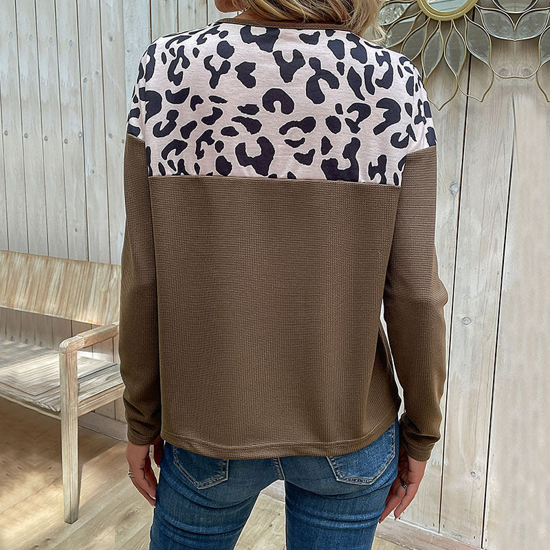 Sweat-shirt féminin à la mode avec des accents imprimés animaux et des détails de boutons Chic & Stil