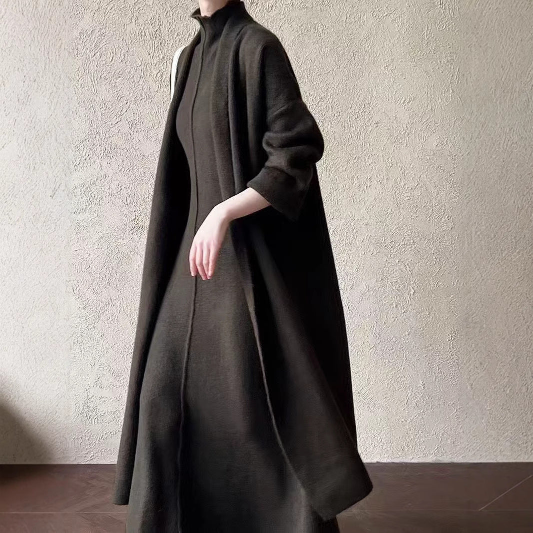 Robe en maille pour femmes avec col montant de haute qualité et manches décoratives Chic & Stil