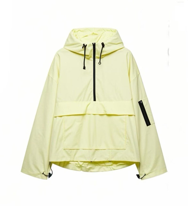 Veste coupe-vent fonctionnelle pour femmes avec col de capuche ajustable et poche kangourou Chic & Stil