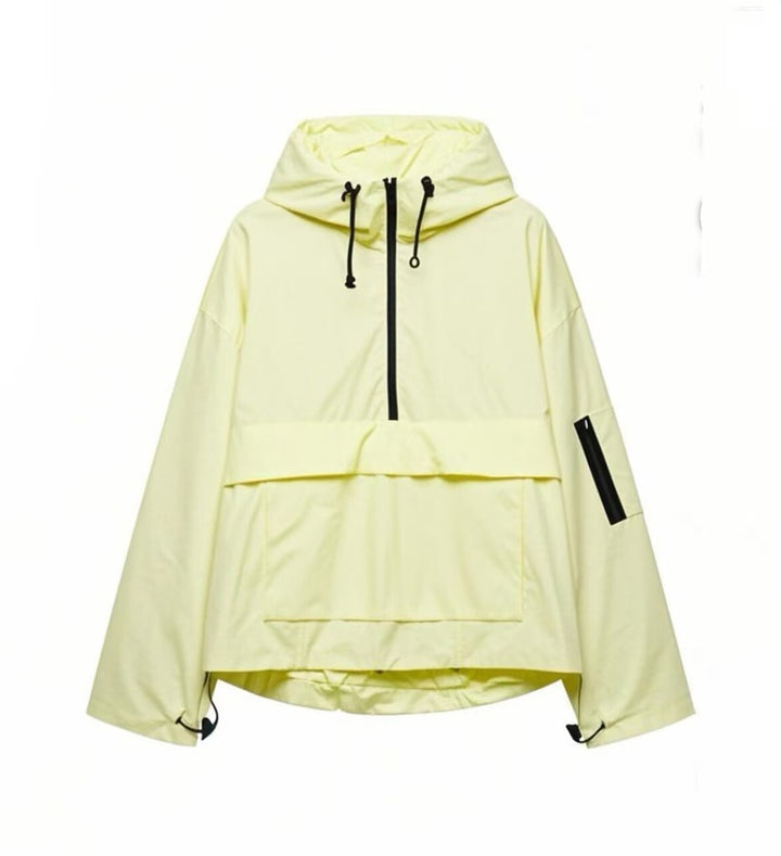 Veste coupe-vent fonctionnelle pour femmes avec col de capuche ajustable et poche kangourou Chic & Stil