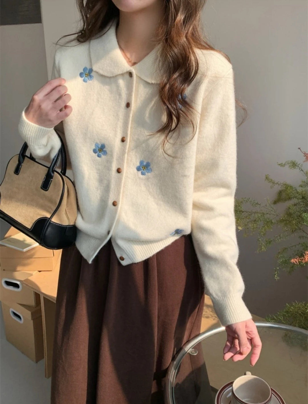 Lady cardigan with floral appliqués and a classic collar Lune London