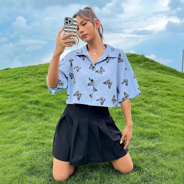Short sleeve shirt for women with butterfly pattern and relaxed fit Chic und Stil