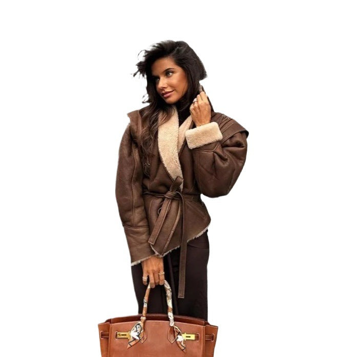 Trendy faux leather jacket for women with luxurious faux fur collar and stylish waist Lune London