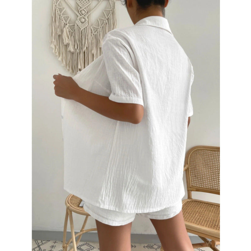 Dame Chique Loungewear-Jumpsuit made of a lightweight and breathable shirt and Lune London shorts