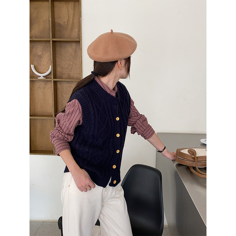 Women's knitted vest with decorative button details Chic & Stil