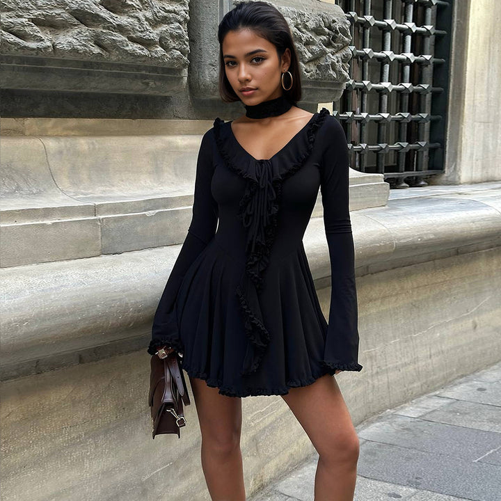 Robe mini femme avec détails volantés et chic col en V Chic & Stil