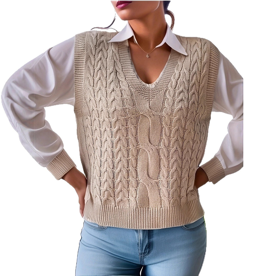 Knitted cardigan for women with traditional cable pattern Lune London