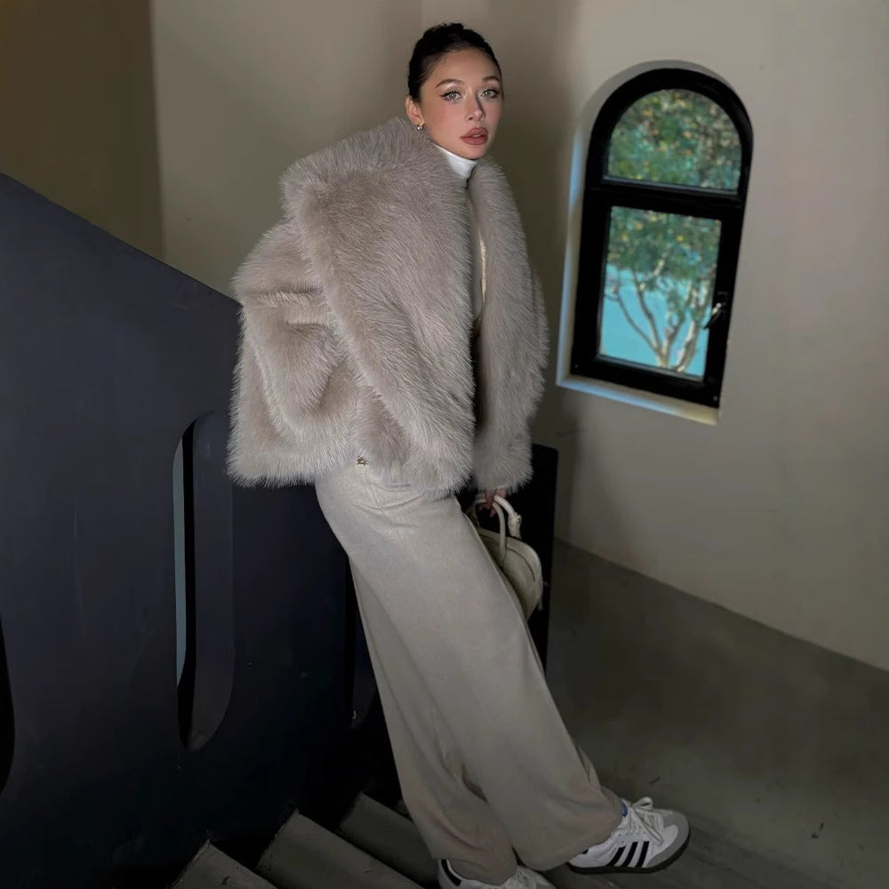 Women luxurious faux fur cape Lune London