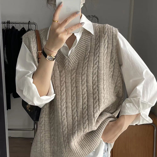 Knitted sweater for women with V-neck and twisted pattern Lune London