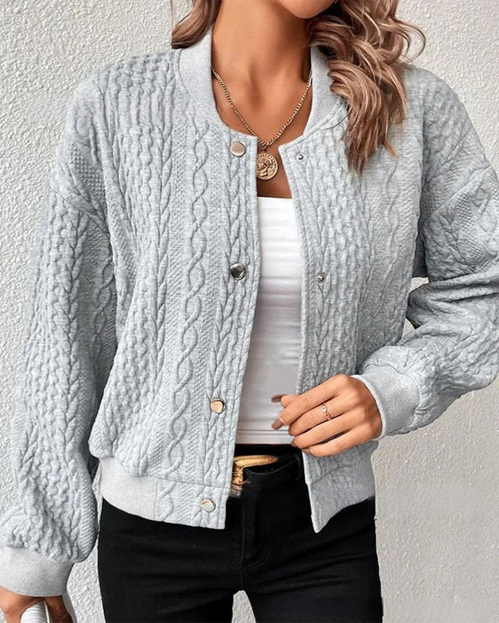 Cardigan pour femmes avec un élégant motif en torsades et fermeture à boutons-pression Chic & Stil