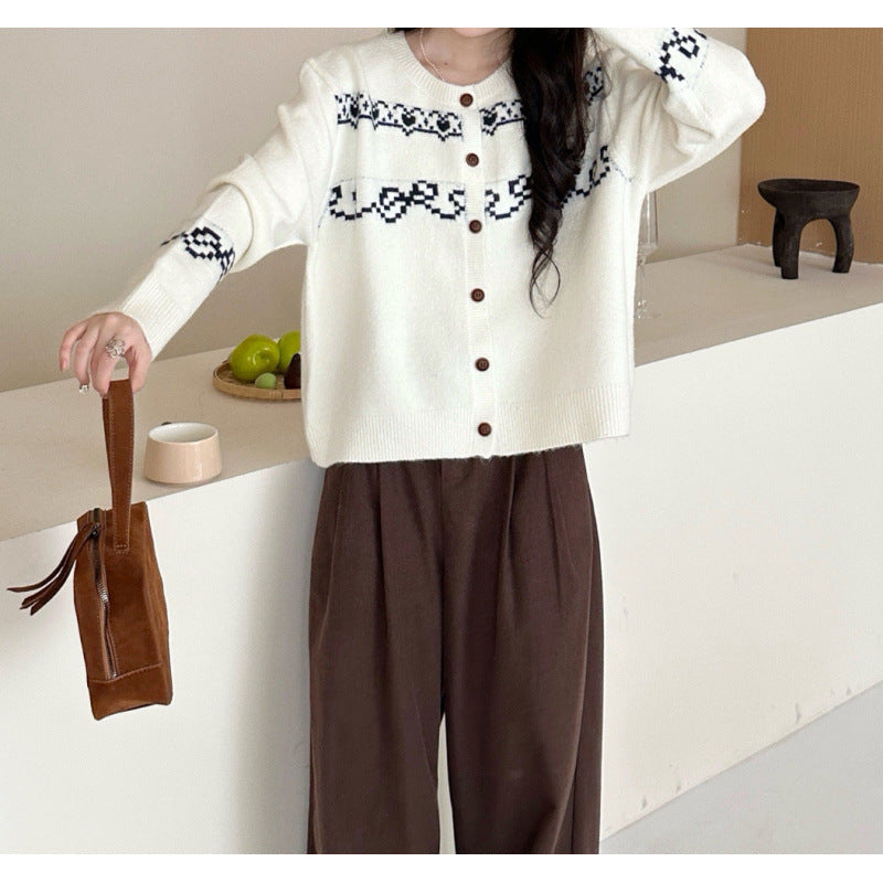 Cardigan tricoté ludique pour femmes avec boutons en bois et motifs traditionnels Chic & Stil