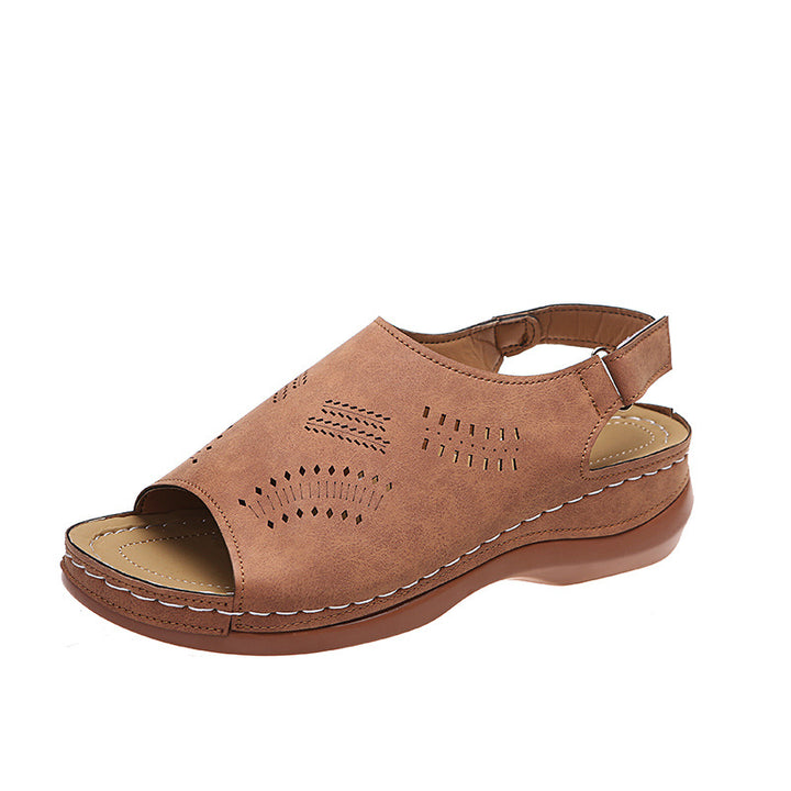 Comfortable clogs for women with a breathable surface structure and an ergonomic sole Lune London