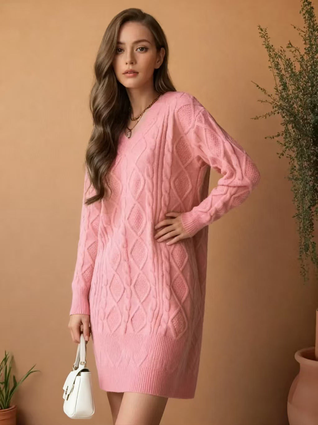 Robe tricotée pour femmes avec décolleté en V profond et design structuré Chic & Stil
